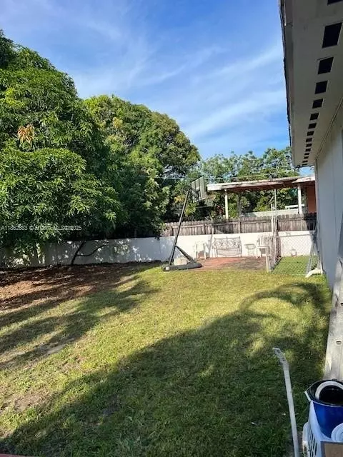 Exterior - 275 E 34th St, Hialeah, FL 33013 photo 5 of 6