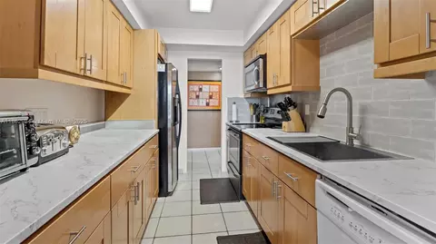 4174 Inverrary Dr #502, Lauderhill, FL 33319