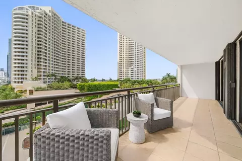 Exterior - 540 Brickell Key Dr #815, Miami, FL 33131 photo 2 of 4
