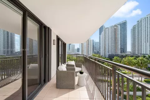 Exterior - 540 Brickell Key Dr #815, Miami, FL 33131 photo 3 of 4