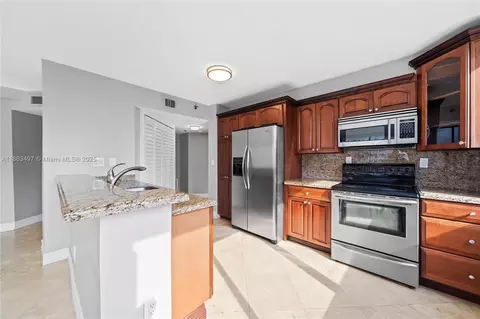 Kitchen - 540 Brickell Key Dr #815, Miami, FL 33131 photo 1 of 1
