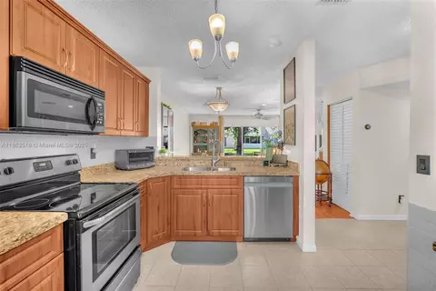 632 NW 208th Ter, Pembroke Pines, FL 33029