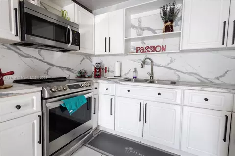 Kitchen - 631 SE 3rd Pl, Hialeah, FL 33010 photo 2 of 2