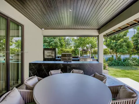 Exterior - 5700 SW 91st St, Pinecrest, FL 33156 photo 1 of 4
