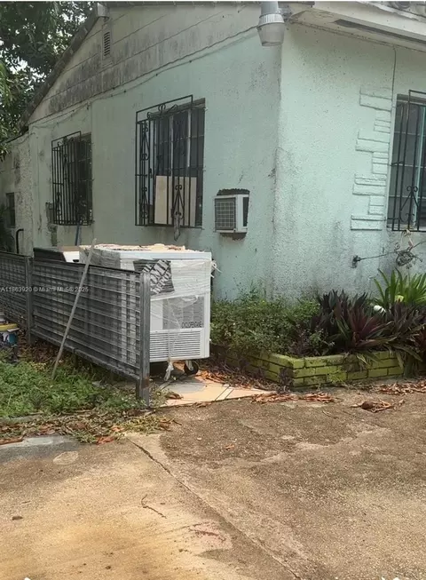 2250 NW 86th Ter, Miami, FL 33147