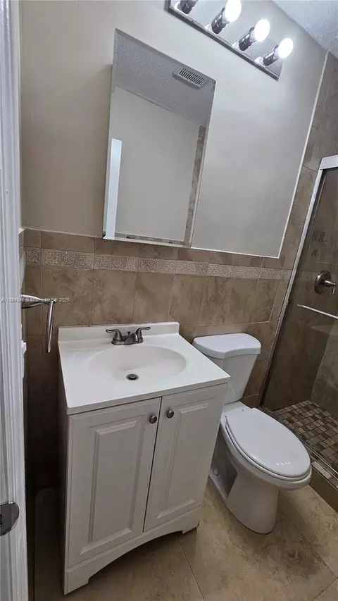 Bath - 453 E 61st St, Hialeah, FL 33013 photo 2 of 3