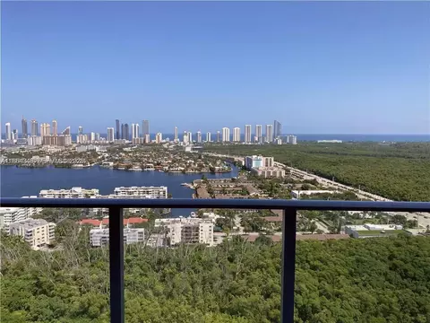 16385 Biscayne Blvd #2118, North Miami Beach, FL 33160