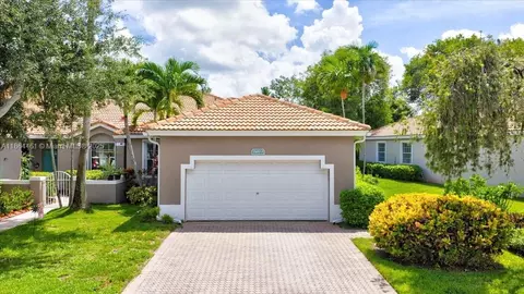 2420 E Aragon Blvd #3, Sunrise, FL 33313