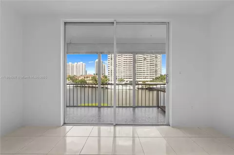 3030 Marcos Dr #T-412, Aventura, FL 33160