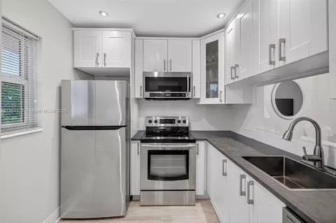 5001 NW 34th St #304, Lauderdale Lakes, FL 33319