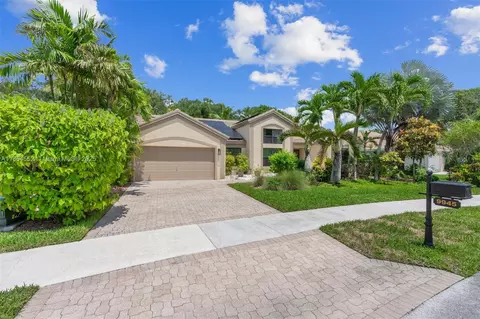 9945 W Tree Tops Ct, Davie, FL 33328