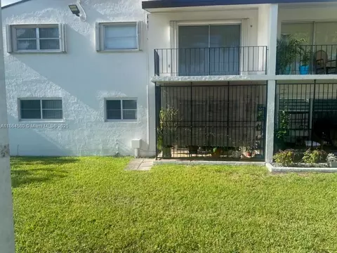 9520 SW 8th St #111, Miami, FL 33174