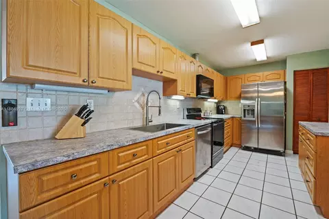 7321 E Mcarthur Pkwy, Hollywood, FL 33024