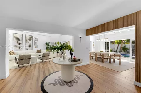 Entry Way - 200 W Mcintyre St, Key Biscayne, FL 33149 photo 3 of 5