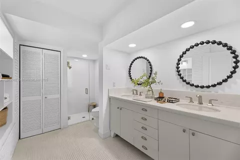 Bath - 200 W Mcintyre St, Key Biscayne, FL 33149 photo 4 of 6