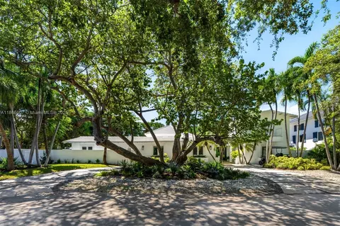 Exterior - 200 W Mcintyre St, Key Biscayne, FL 33149 photo 5 of 28