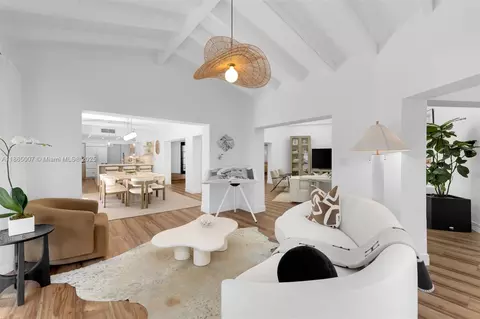 Living - 200 W Mcintyre St, Key Biscayne, FL 33149 photo 6 of 7