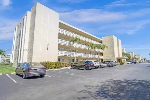 205 SE 11th Ter #302, Dania Beach, FL 33004