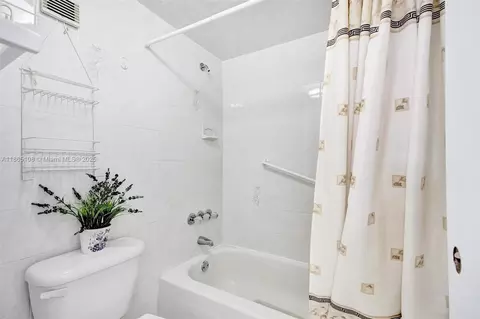 Bath - 1900 W 68th St #C203, Hialeah, FL 33014 photo 1 of 2