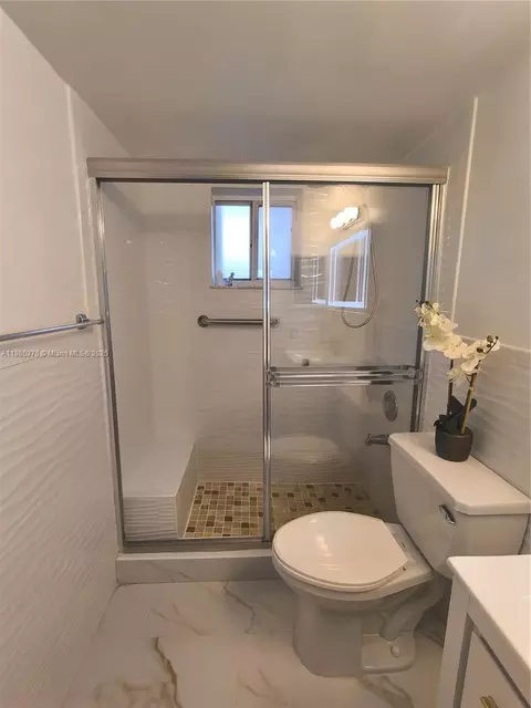 Bath - Undisclosed, Hialeah, FL 33018 photo 2 of 5