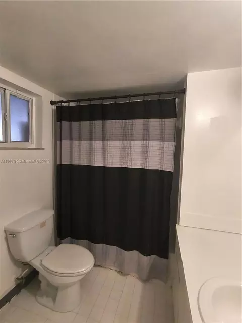 Bath - Undisclosed, Hialeah, FL 33018 photo 4 of 5