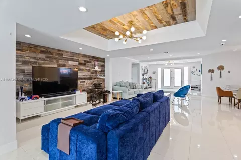 95 W Shore Dr W, Miami, FL 33133