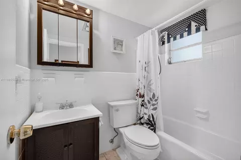 Bath - 16901 NE 13th Ave #210, Miami, FL 33162 photo 1 of 1