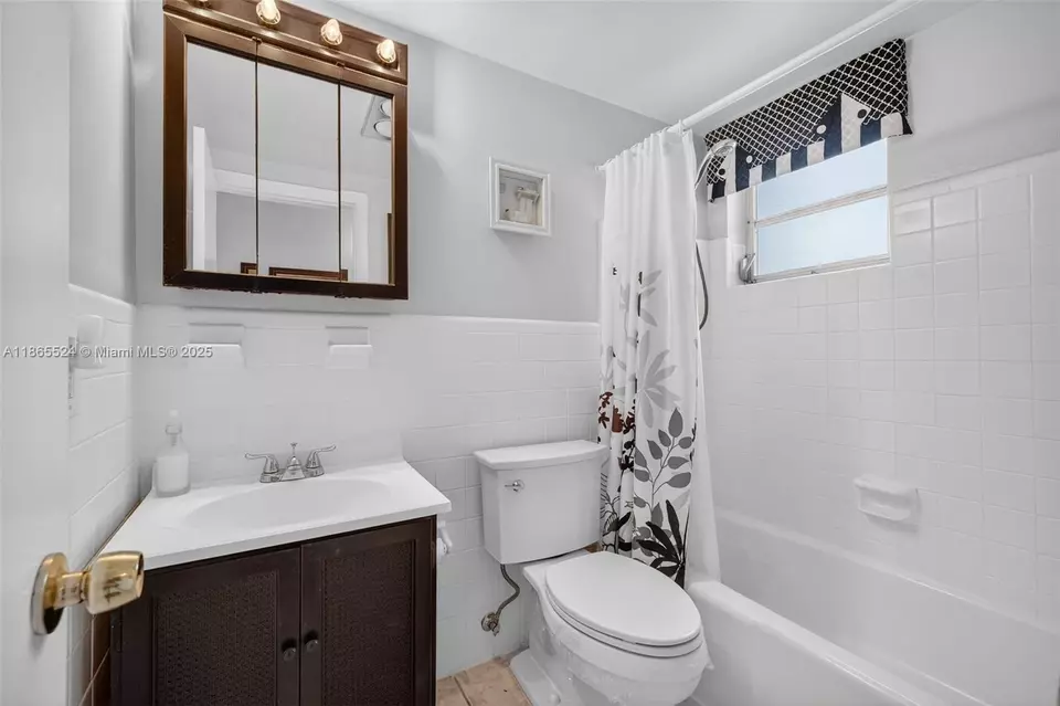 Bath - 16901 NE 13th Ave #210, Miami, FL 33162 photo 1 of 1