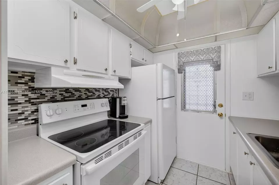 Kitchen - 16901 NE 13th Ave #210, Miami, FL 33162 photo 2 of 4