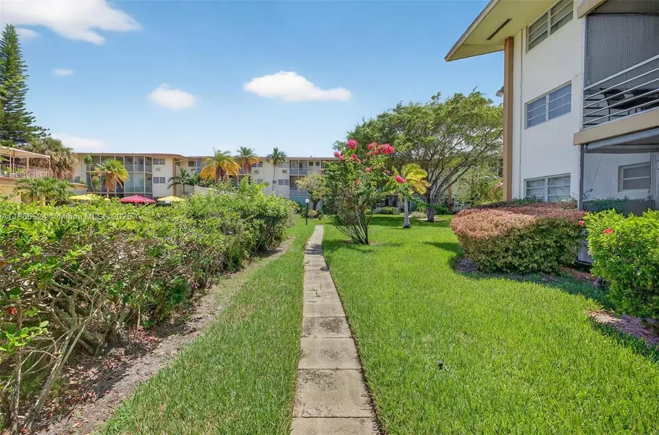 Exterior - 16901 NE 13th Ave #210, Miami, FL 33162 photo 9 of 10