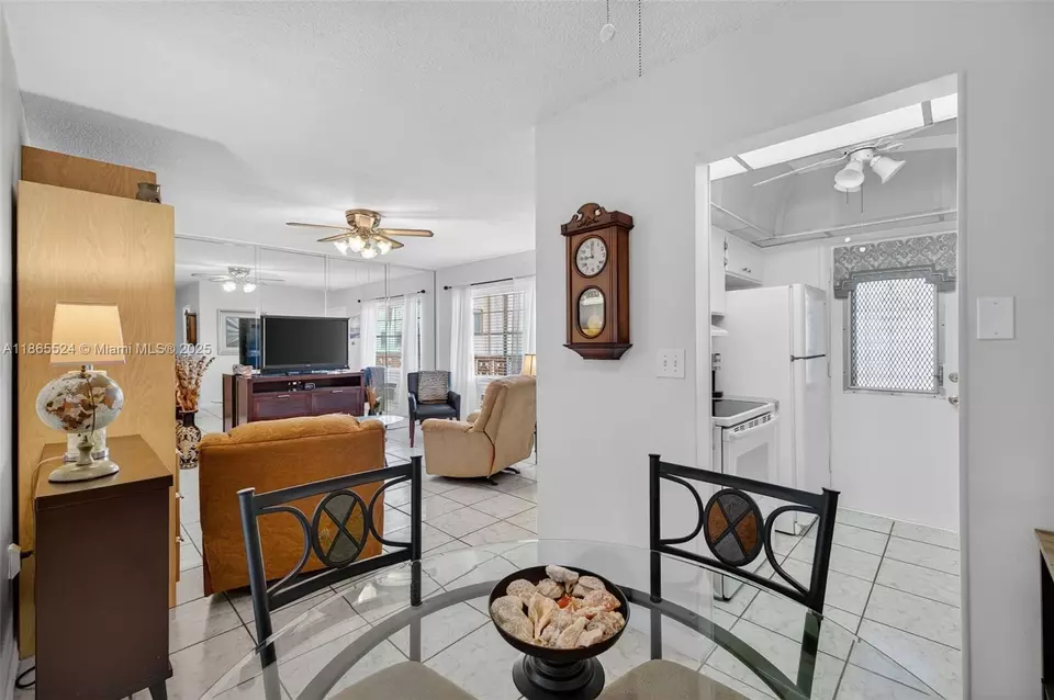 Dining - 16901 NE 13th Ave #210, Miami, FL 33162 photo 2 of 4