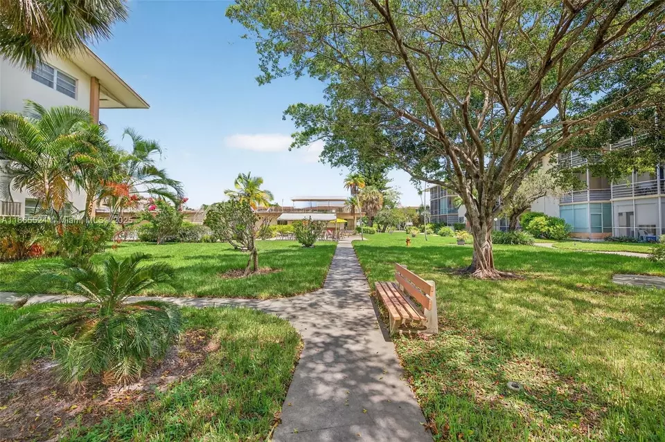 Exterior - 16901 NE 13th Ave #210, Miami, FL 33162 photo 4 of 10