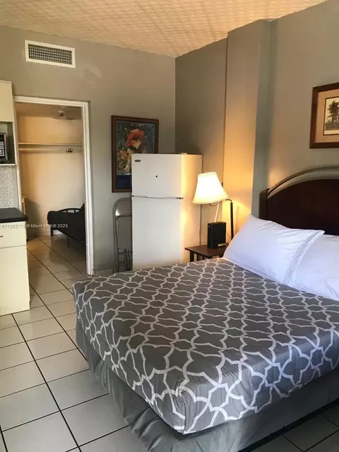 26 Diplomat Pkwy #2233, Hallandale Beach, FL 33009