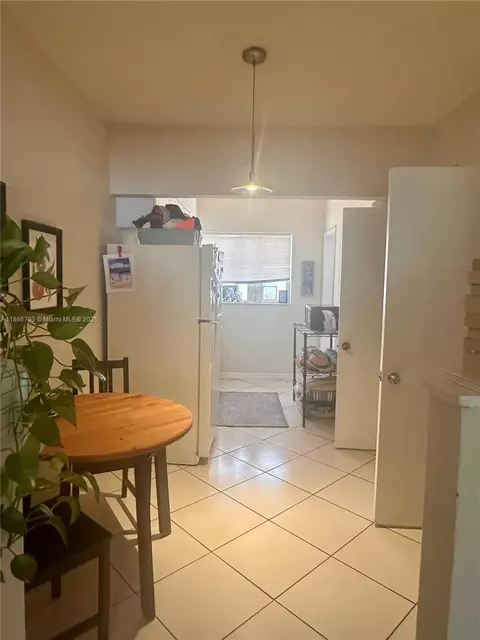 330 74th St #16, Miami Beach, FL 33141
