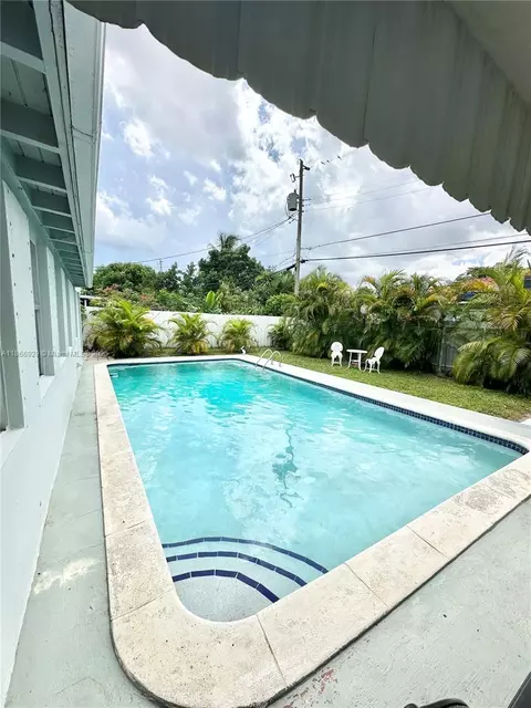 560 SW 71st Ct, Miami, FL 33144