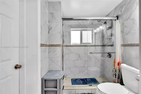 Bath - 690 SE 8th St, Hialeah, FL 33010 photo 3 of 3