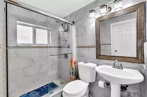 Bath - 690 SE 8th St, Hialeah, FL 33010 photo 2 of 3