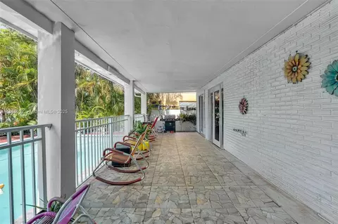 Exterior - 690 SE 8th St, Hialeah, FL 33010 photo 2 of 4