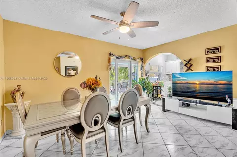 Dining - 690 SE 8th St, Hialeah, FL 33010 photo 2 of 2