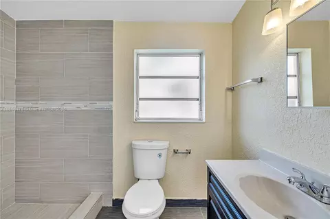 Bath - 650 NE 178 St, Miami, FL 33162 photo 1 of 2