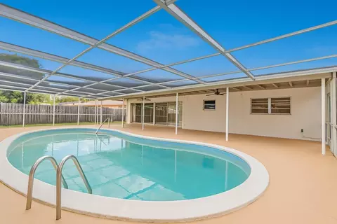 Exterior - 650 NE 178 St, Miami, FL 33162 photo 2 of 9