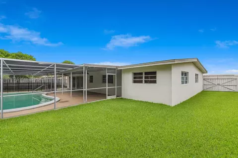 Exterior - 650 NE 178 St, Miami, FL 33162 photo 4 of 9