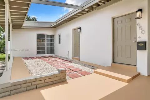 Exterior - 650 NE 178 St, Miami, FL 33162 photo 7 of 9