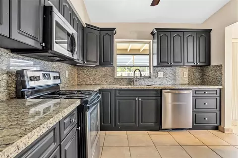 Kitchen - 650 NE 178 St, Miami, FL 33162 photo 2 of 4