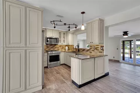 351 SE 16th Ave, Pompano Beach, FL 33060 photo 9