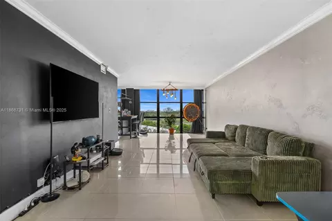 1000 Parkview Dr #1025, Hallandale Beach, FL 33009