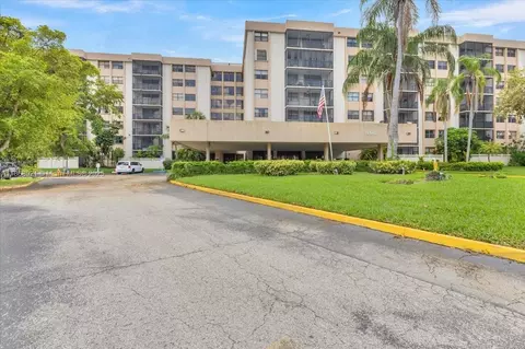 900 NE 195th St #607, Miami, FL 33179