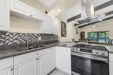 137 Essex Rd #3-28, Hollywood, FL 33024