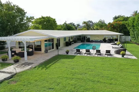Exterior - 200 Harbor Dr, Key Biscayne, FL 33149 photo 6 of 7