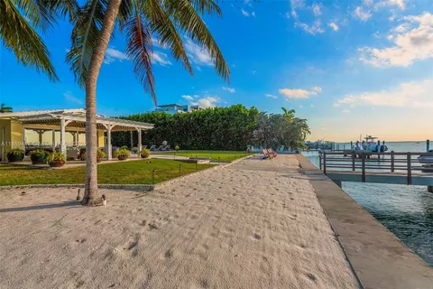 Exterior - 200 Harbor Dr, Key Biscayne, FL 33149 photo 3 of 7
